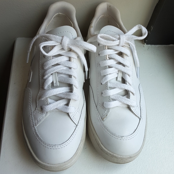 Veja V-12 White Leather Sneakers - Picture 2 of 8